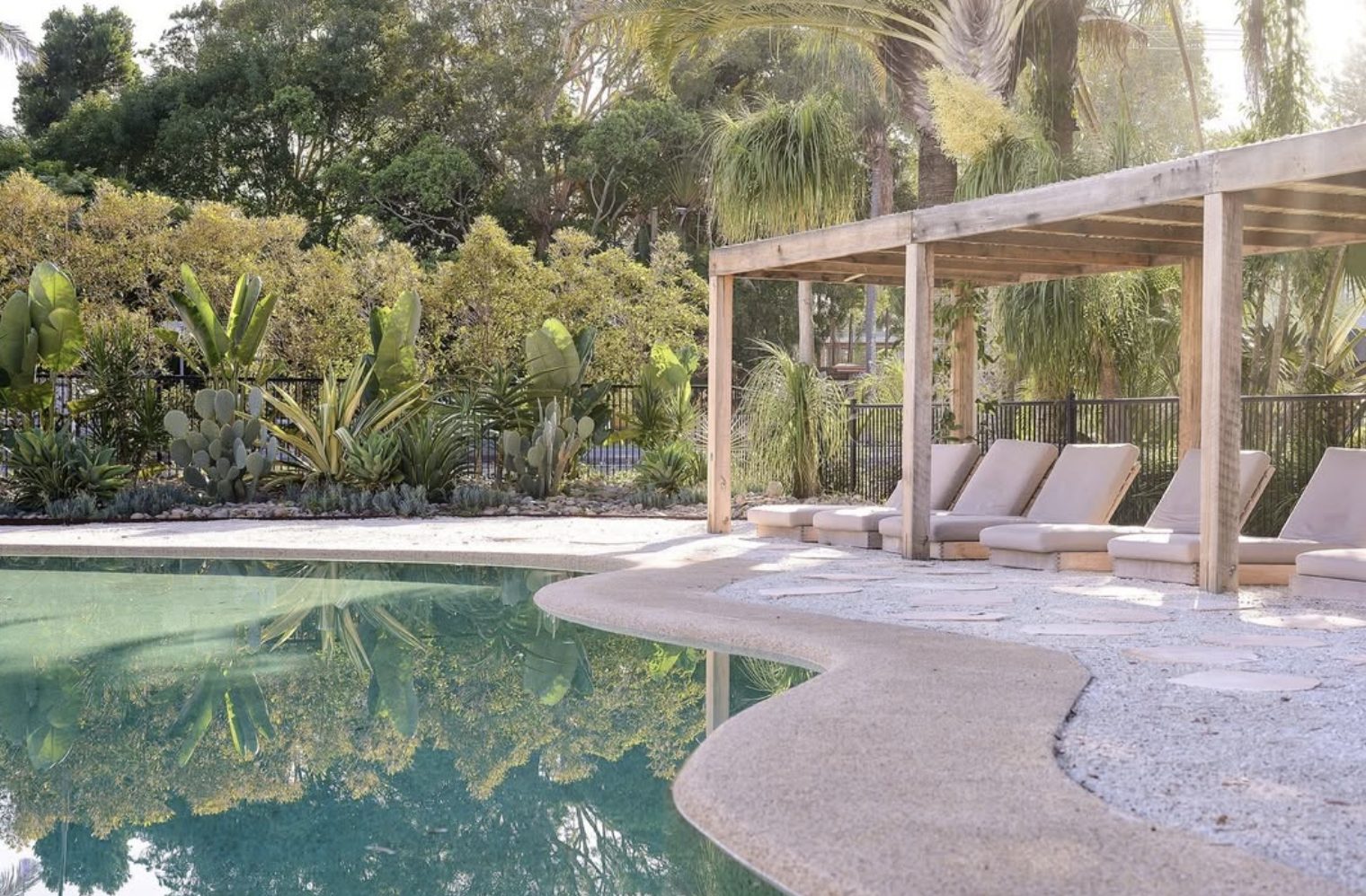 La piscina bajo la luz cálida de la tarde, con las reposeras alineadas