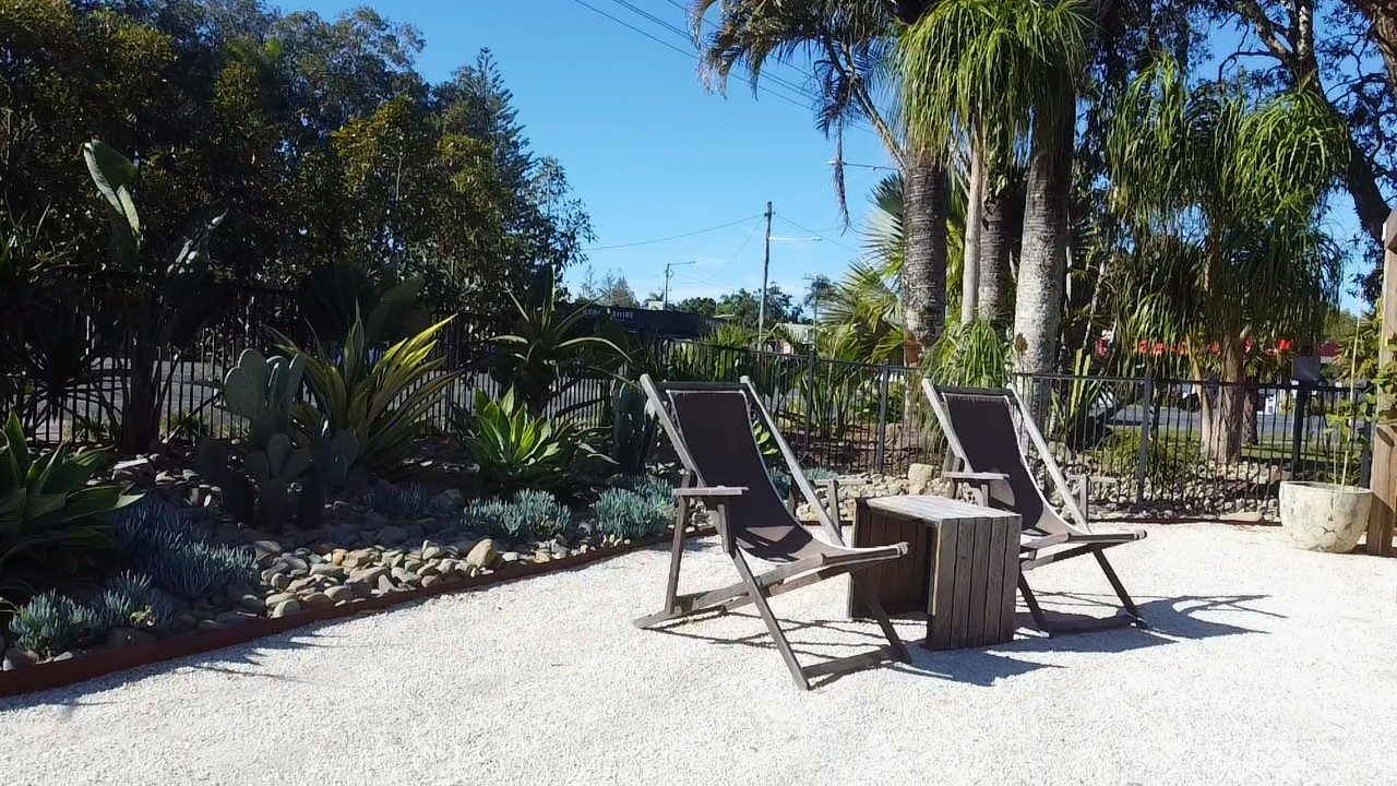 Sillas de descanso sobre gravilla, junto al jardín de suculentas