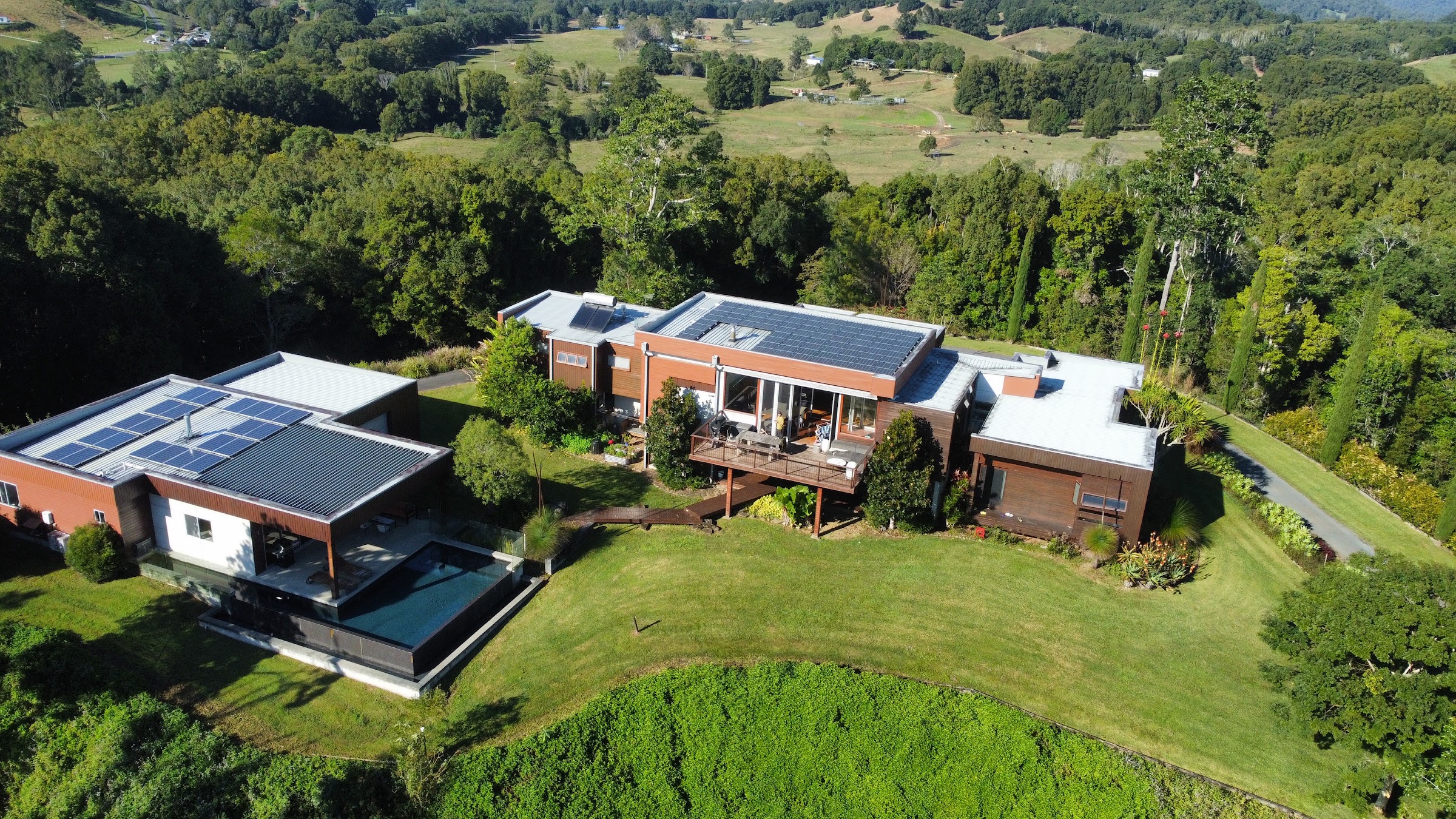 Residencia privada en el Tweed Valley — vista aérea con piscina y colinas de fondo