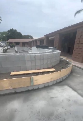 Encofrado y hormigón fresco del asiento del banco