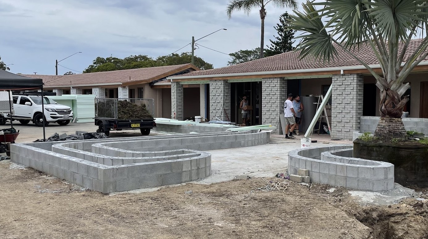 Patio en plena obra, con los canteros de bloque en construcción