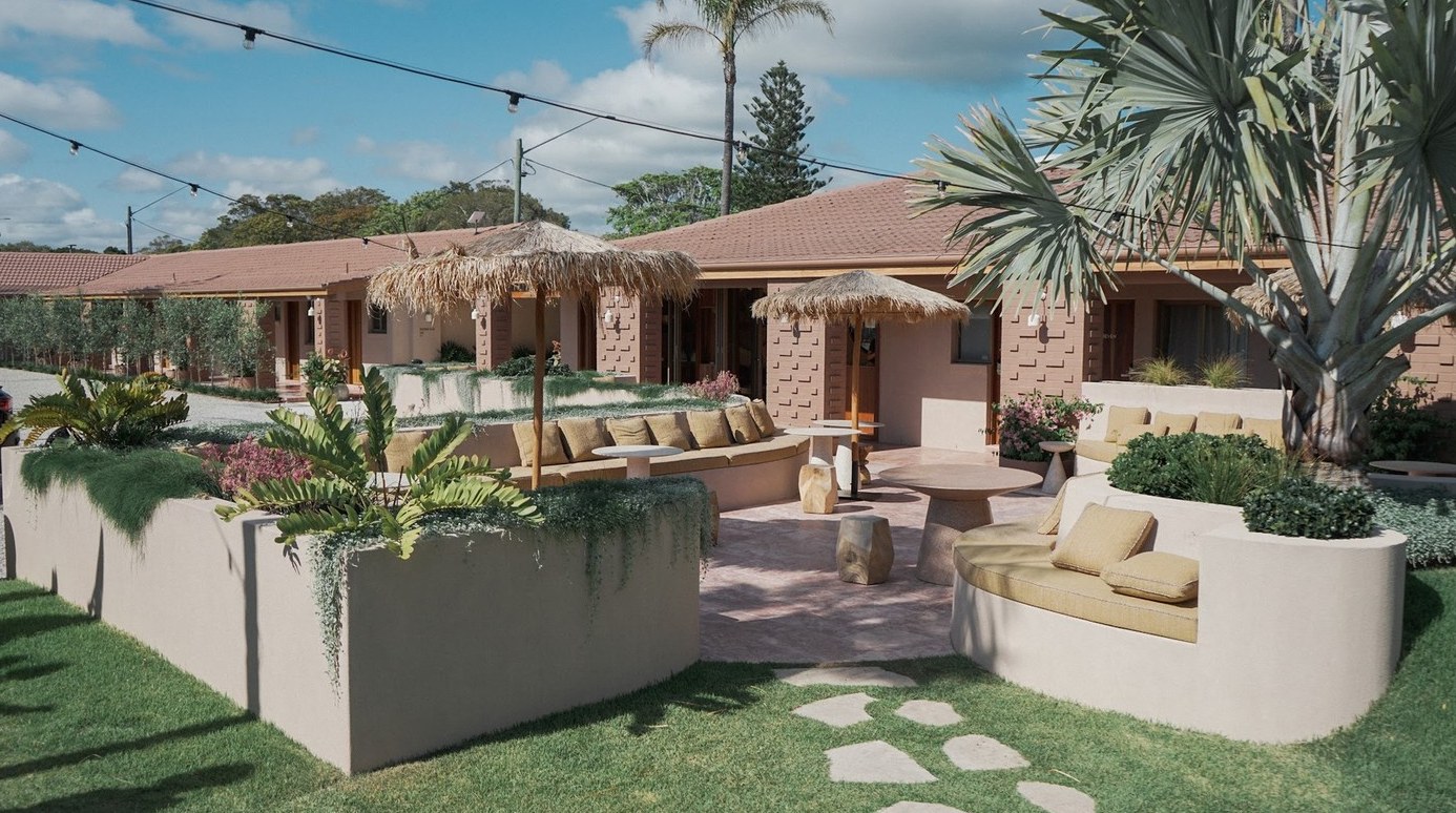 El mismo patio terminado, con el banco, las plantas y el solárium
