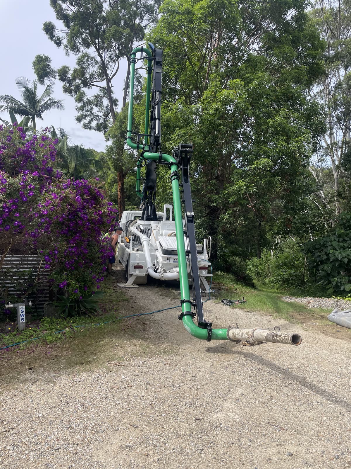 Perforadora en el acceso a la obra
