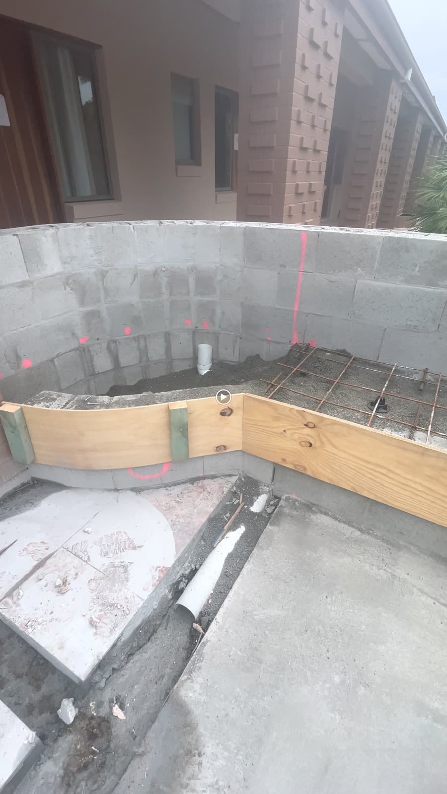 Estructura de una pileta en construcción