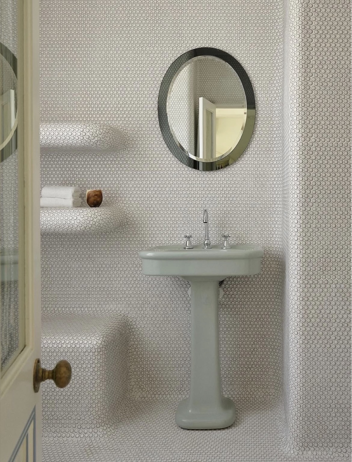 El baño con bañera celeste y espejo festoneado
