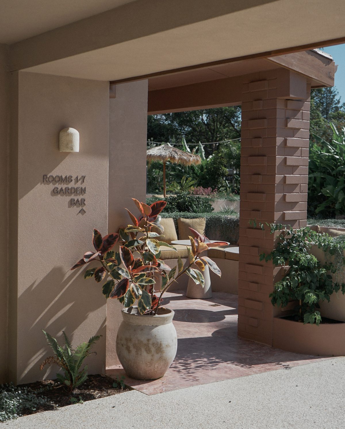 The Swell Hotel — el garden bar entre plantas