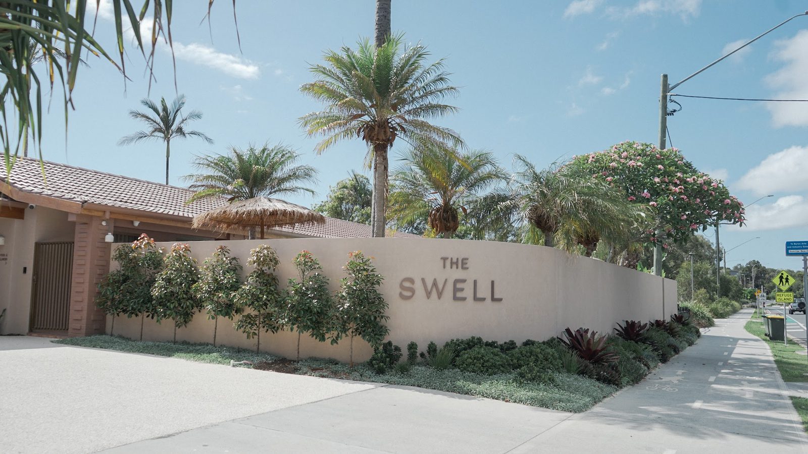 La entrada con el cartel The Swell sobre el muro