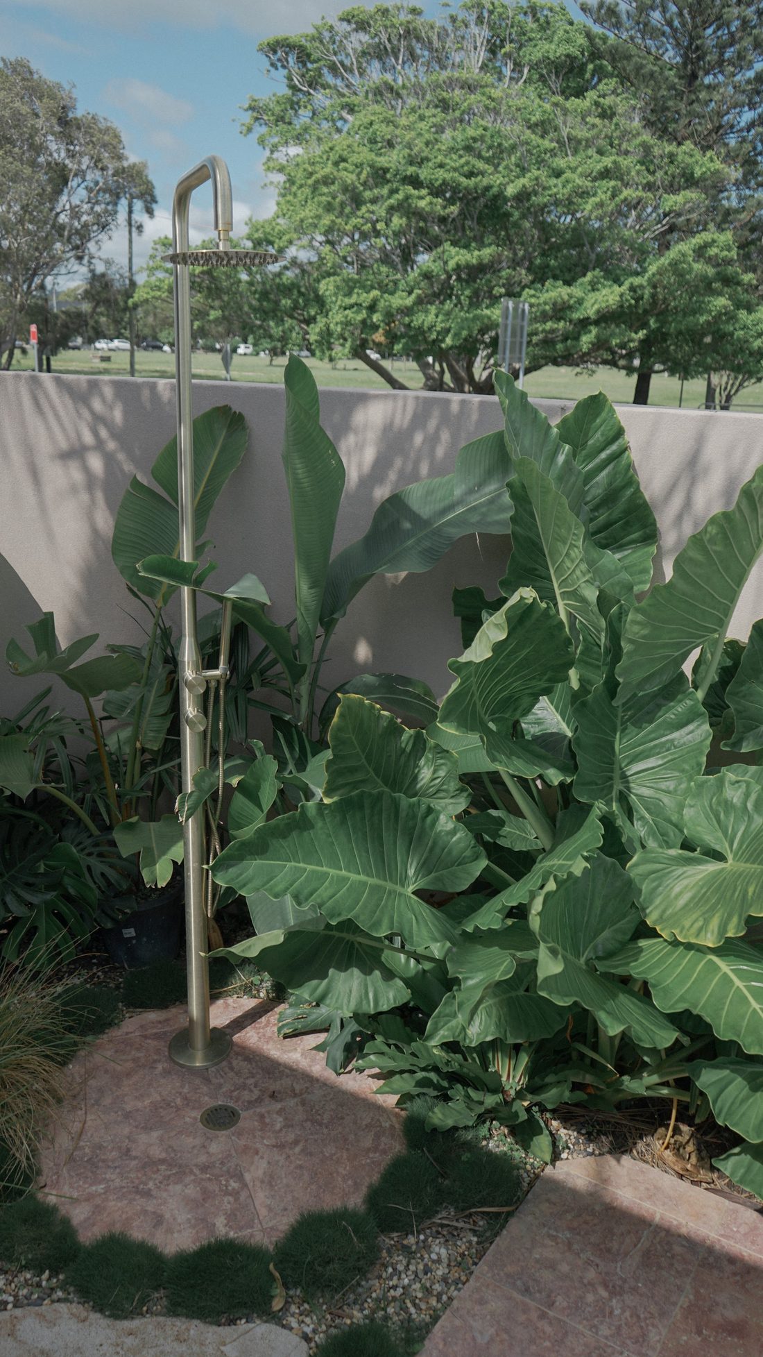 La ducha exterior entre plantas tropicales