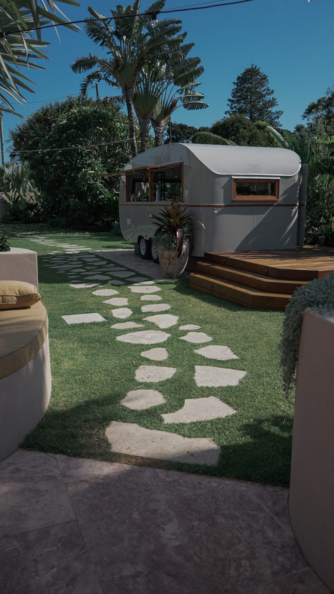 El sendero de piedra hacia la casita trailer restaurada