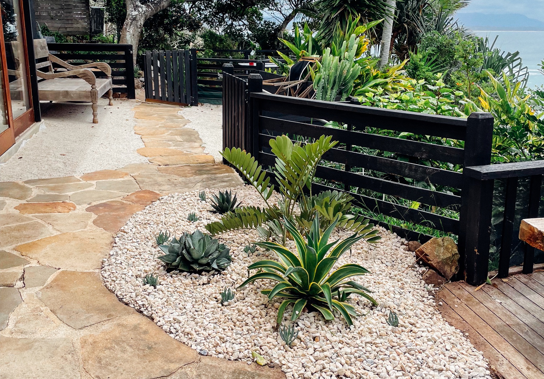 Wategos — deck y jardín de suculentas